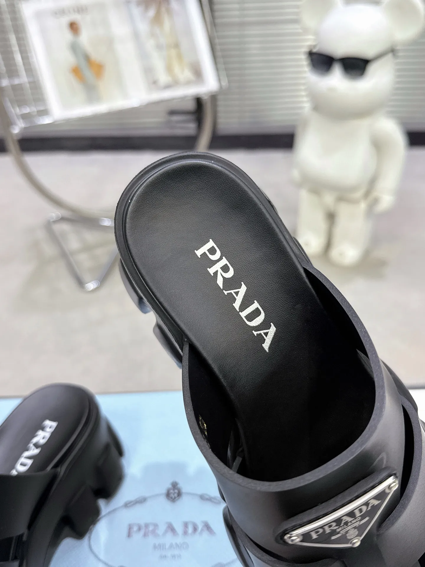 👟👟Ex-factory price 460👟👟 2025 exclusive version super hot🎊🎊🎊prada Prada triangular buckle serrated Roman thick-soled rubber foam ultra-light sandals are retro, fashionable and avant-garde, the upper perfectly restores the original craftsmanship, making the whole pair of shoes light and comfortable, full of holiday feel, bright colors💐💐💐💐 A variety of choices to satisfy fashionable people of different styles! The iconic metal triangle logo is paired with the shape of ancient beach sandals. Every design element is fashionable! Code number 35-40​